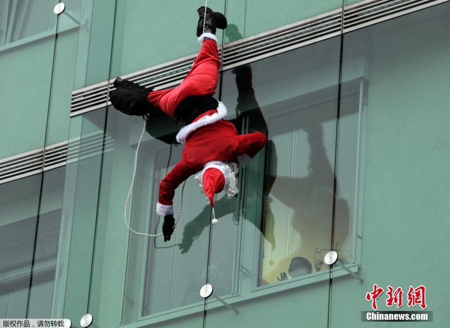 特警扮圣诞老人“从天而降” 看望儿童医院病患