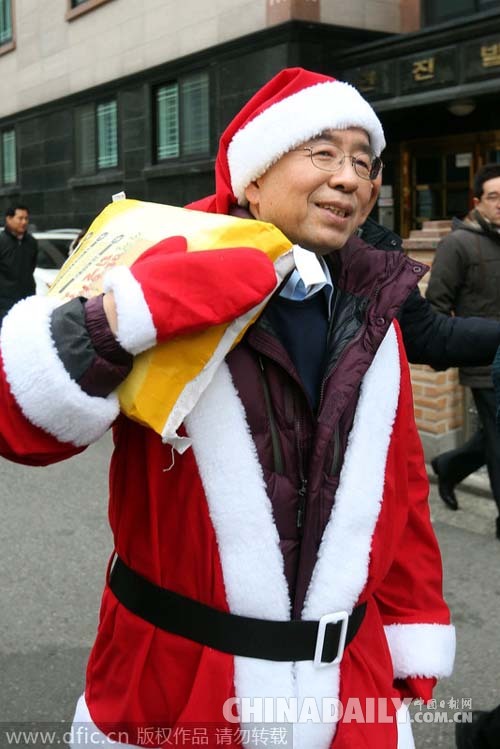 韩国首尔市长扮圣诞老人扛大米 为孤寡老人送温暖