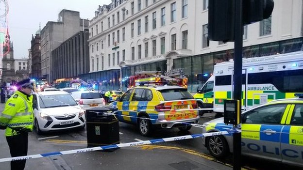 苏格兰卡车冲撞行人6死8伤 警方排除恐怖袭击可能