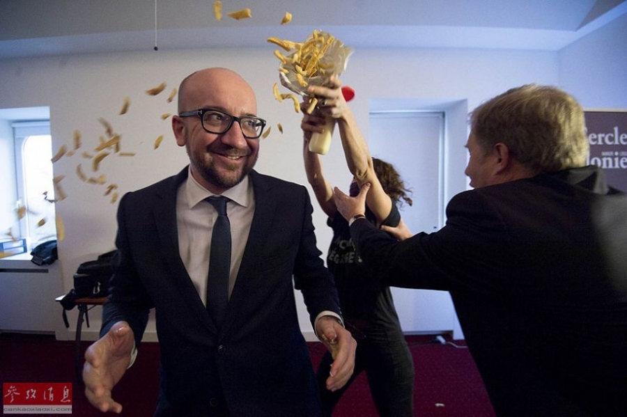 比利时首相被投掷薯条蛋黄酱抗议