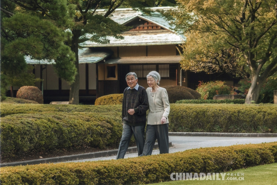 日本天皇迎81岁生日 宫内厅发布天皇夫妇照片庆祝