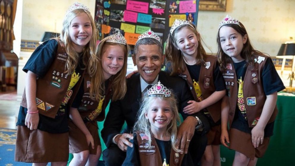 奥巴马头戴粉色皇冠与女童子军开心合照