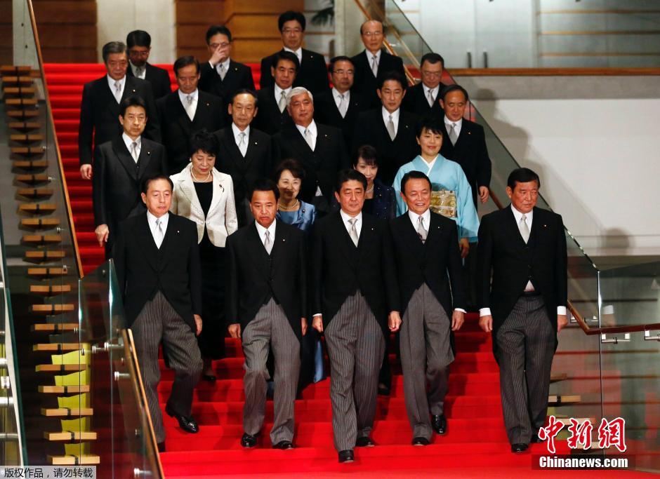 日本首相安倍携新一届内阁成员亮相