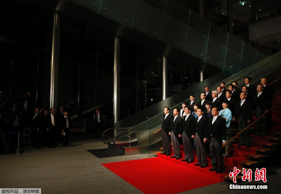 日本首相安倍携新一届内阁成员亮相