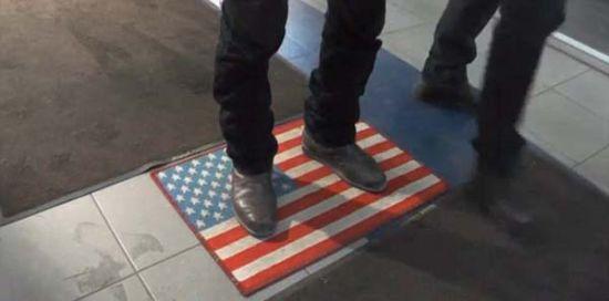 俄罗斯商家用美国国旗当门垫 供顾客擦鞋