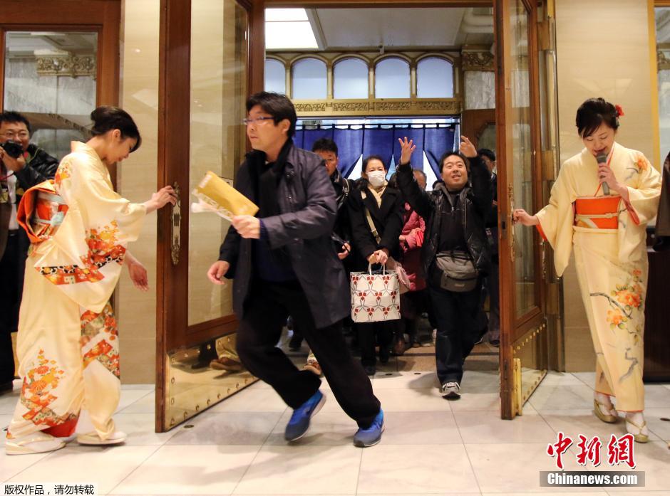 日本民众庆祝新年 冲进商场抢“福袋”