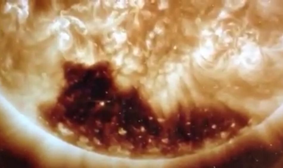 NASA拍摄太阳南极巨大“日冕洞”