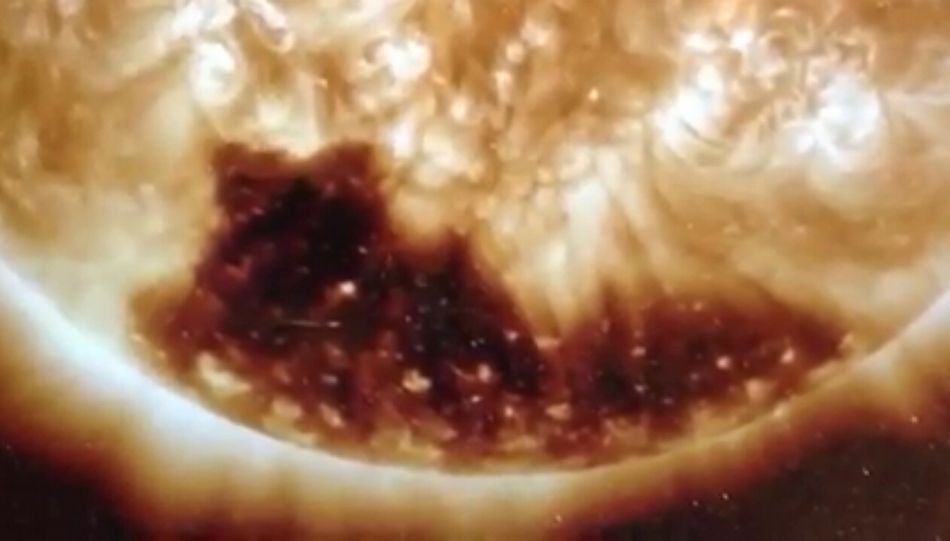 NASA拍摄太阳南极巨大“日冕洞”