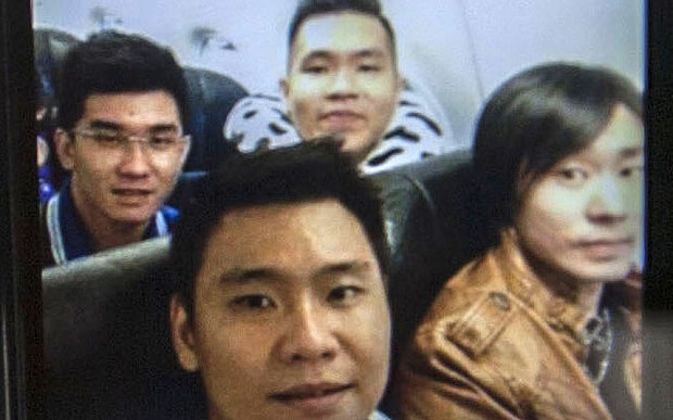图：亚航数名乘客起飞前自拍照曝光 四好友结伴出行
