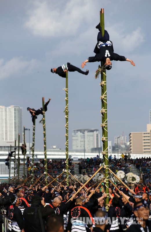 日本举行新年消防演习 消防员攀竹梯玩杂耍