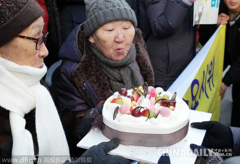 韩国慰安妇集会23周年 雕塑旁摆放蛋糕以示纪念