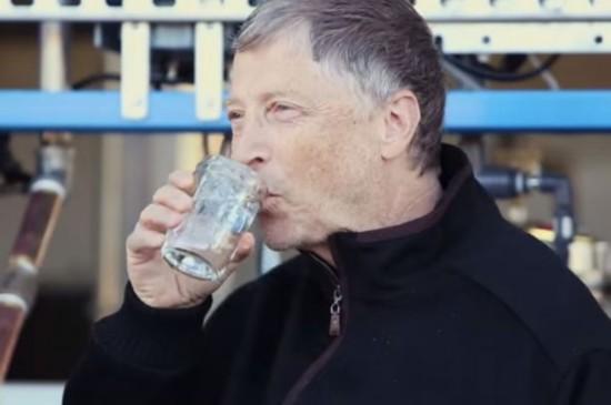 比尔·盖茨品尝粪便中提取的纯净水 称跟瓶装水一样好喝