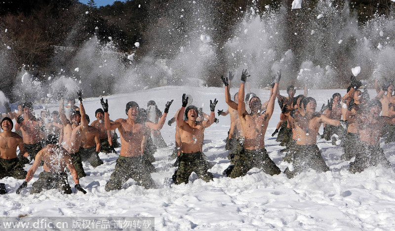 韩国士兵雪地裸上身训练 玩雪练习两不误