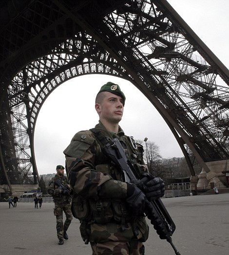 法国进入最高级别警戒状态 巴黎民众集会抗议恐怖袭击
