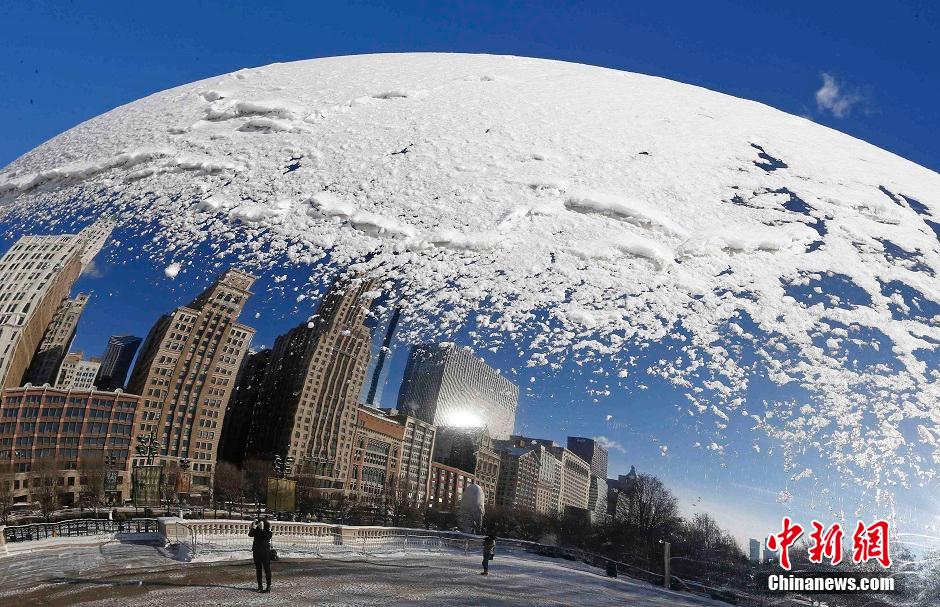 弧面雕塑反射芝加哥雪景 场景似玻璃球中雪世界