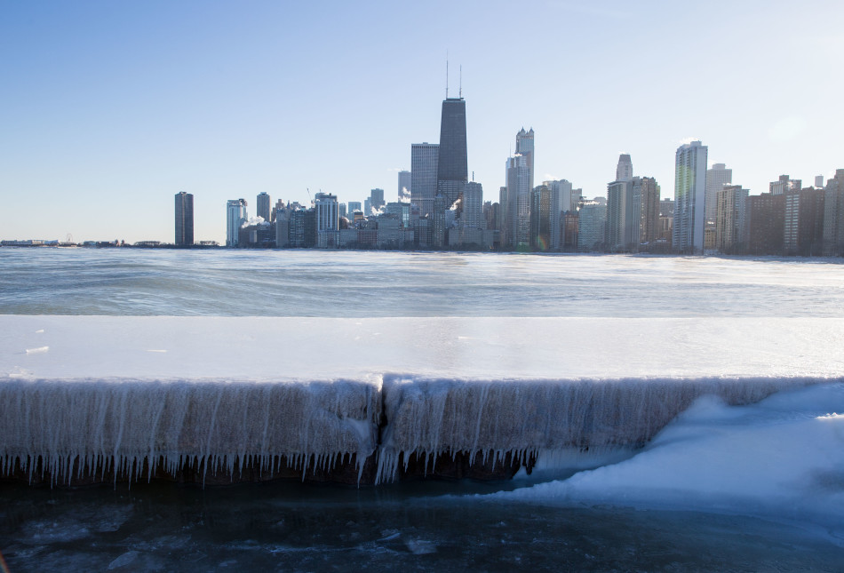 美国芝加哥遭遇极寒 大湖冰封学校放假