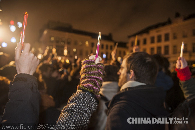 比利时民众高举铅笔抗议法国杂志社枪击案