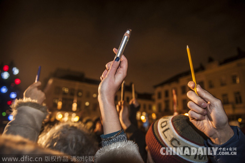比利时民众高举铅笔抗议法国杂志社枪击案