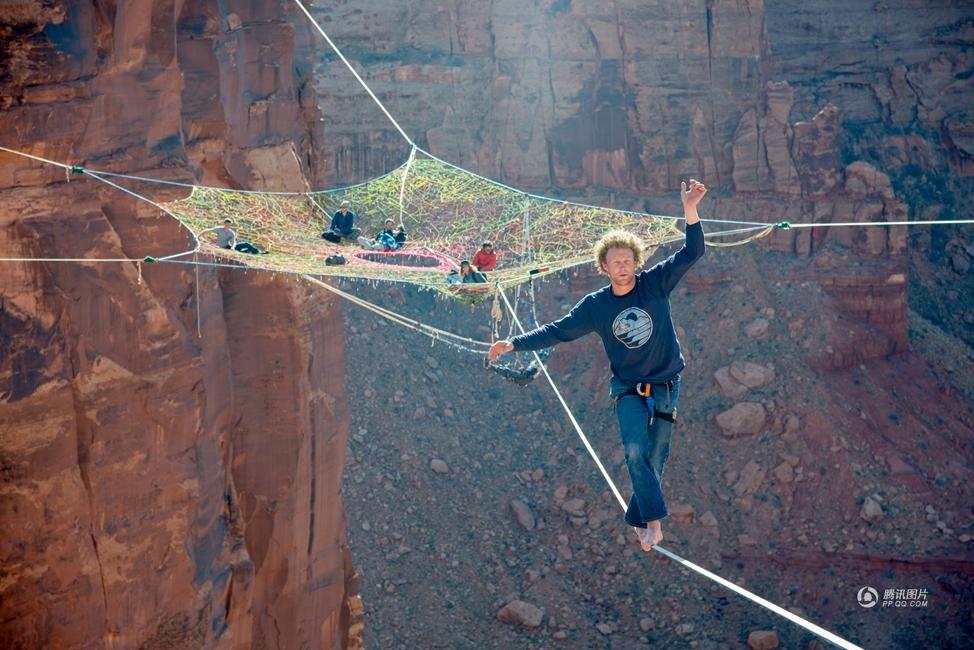 美国冒险者峡谷间挂绳网 做现实版蜘蛛侠