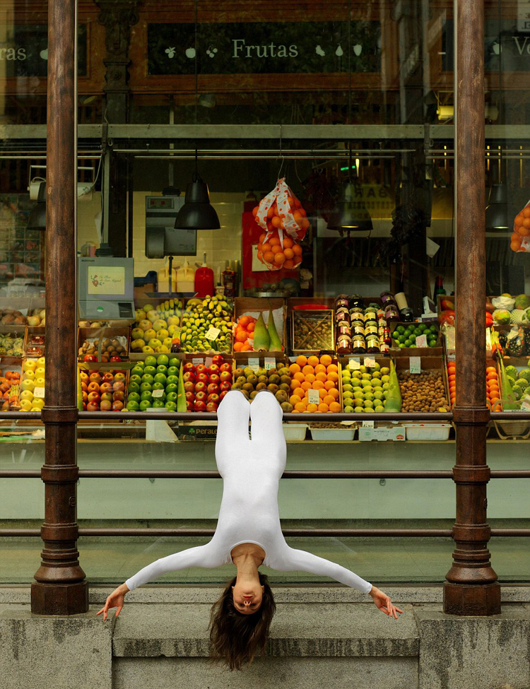 瑜伽女教练街头展现瑜伽魅力