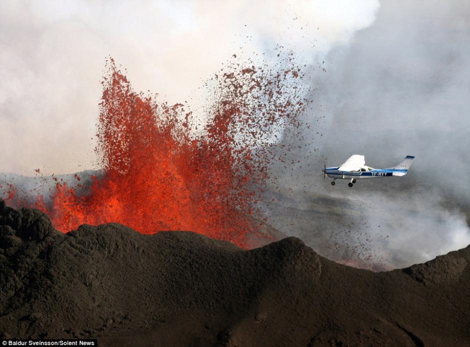 惊魂一刻 小型飞机穿越喷发火山口