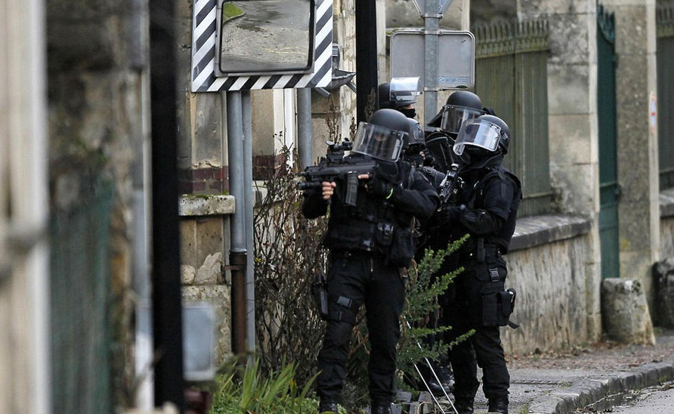 巴黎枪击案嫌犯或藏身密林 警察挨家挨户搜寻