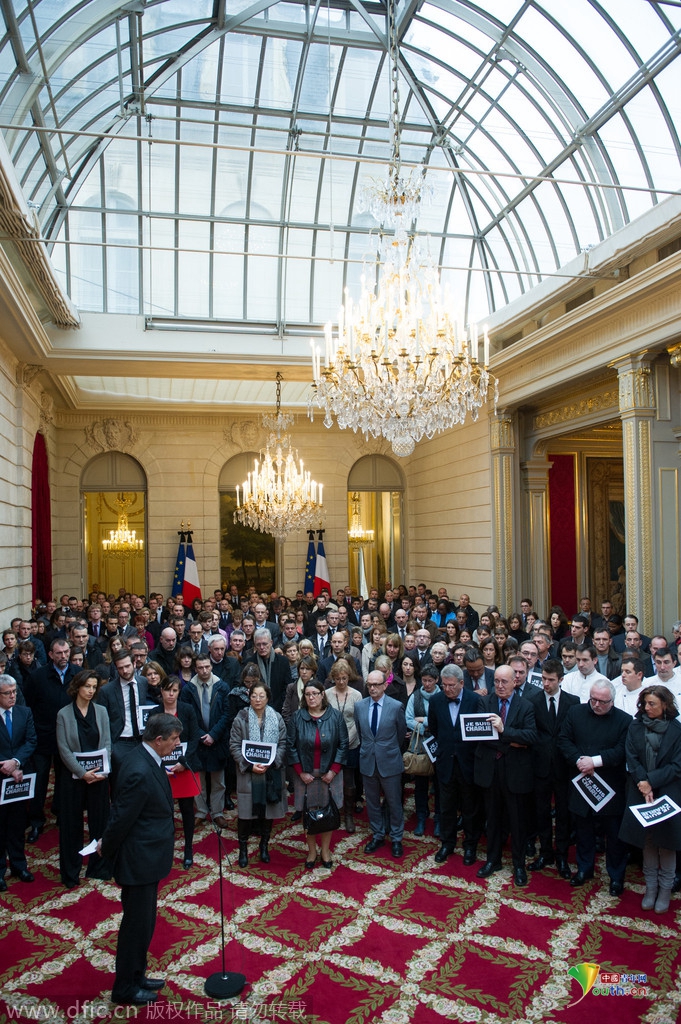 法国爱丽舍宫工作人员为杂志枪击案遇难者默哀