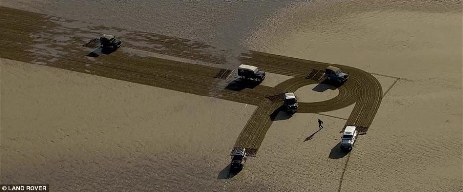 陆虎越野车绘出英国最大沙画 向传奇致敬