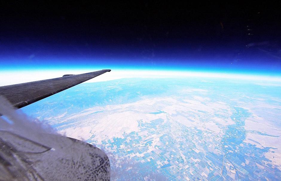 摄影师驾驶侦察机 飞万米高空拍地表景色壮观