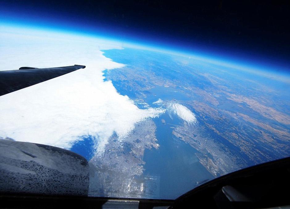 摄影师驾驶侦察机 飞万米高空拍地表景色壮观