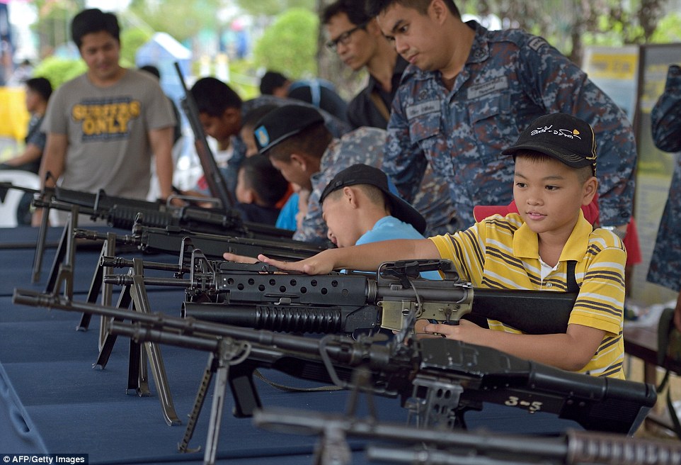 泰国儿童节：摆弄枪支