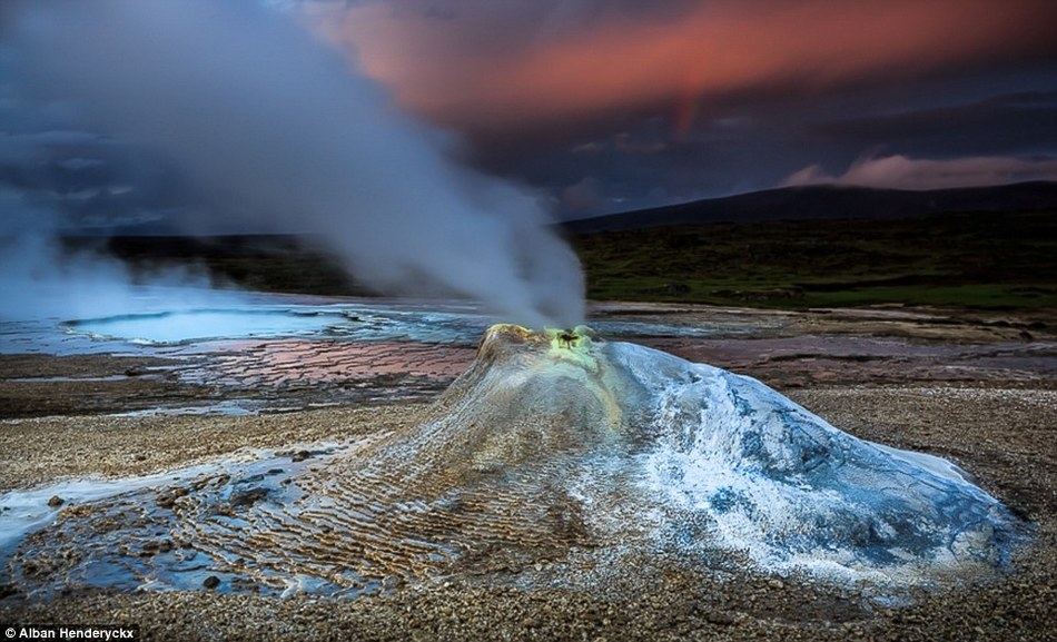 法国摄影师拍摄冰岛间歇泉壮丽画面