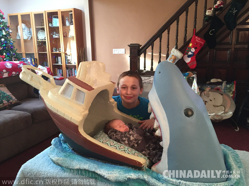 英国男子为侄儿设计大白鲨吞小船造型婴儿床