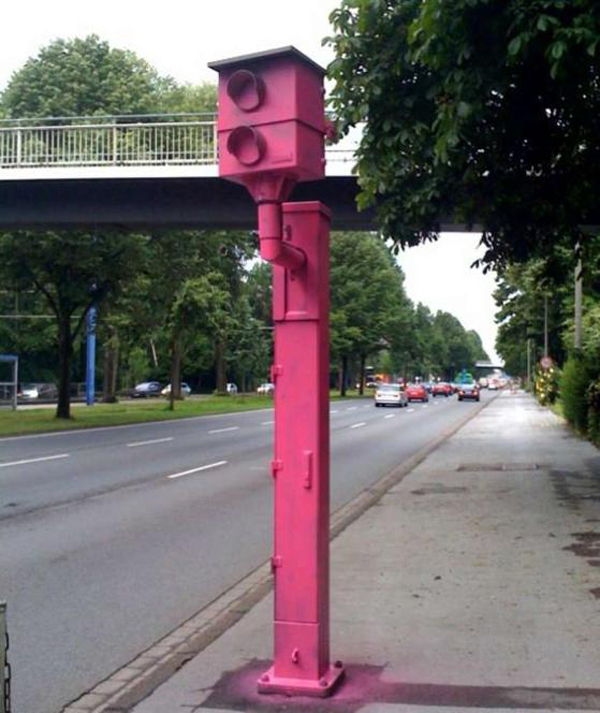 德国街头搞怪测速仪 有的像鬼脸 有的挂披萨