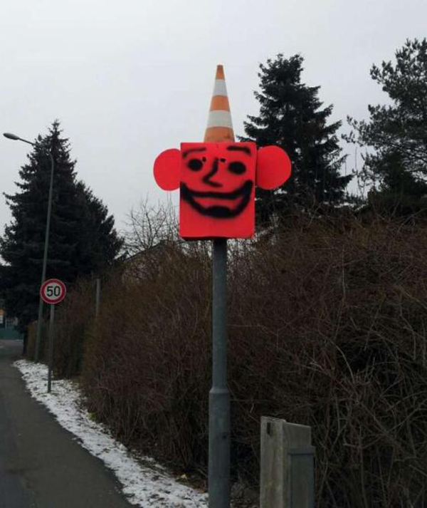 德国街头搞怪测速仪 有的像鬼脸 有的挂披萨