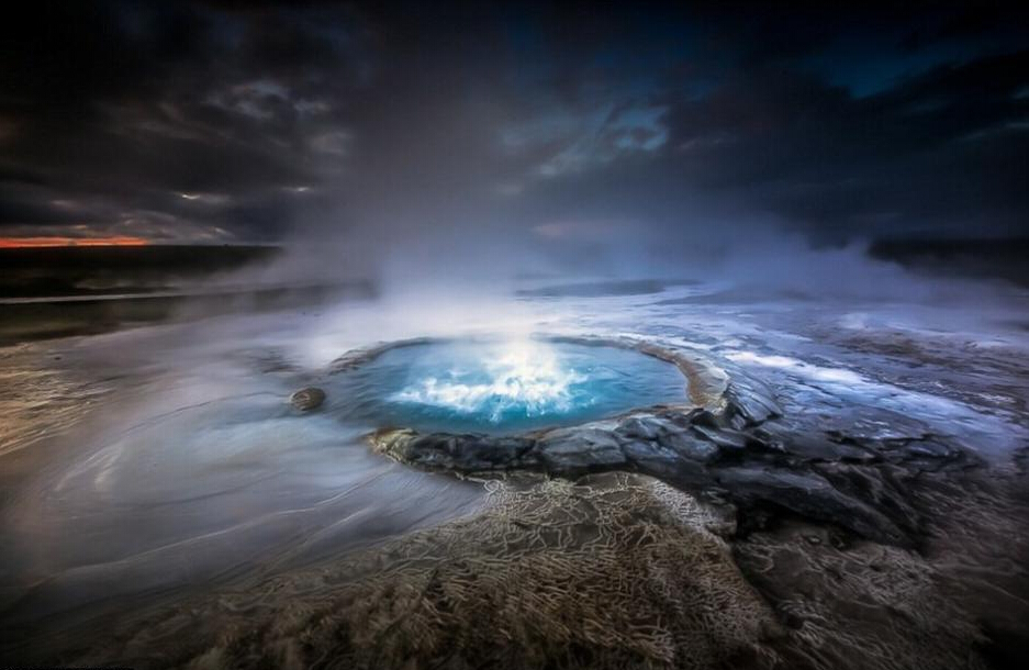 法国摄影师拍摄冰岛间歇泉壮丽画面