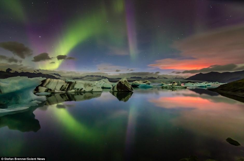 冰岛火山喷发 火光与北极光交相辉映