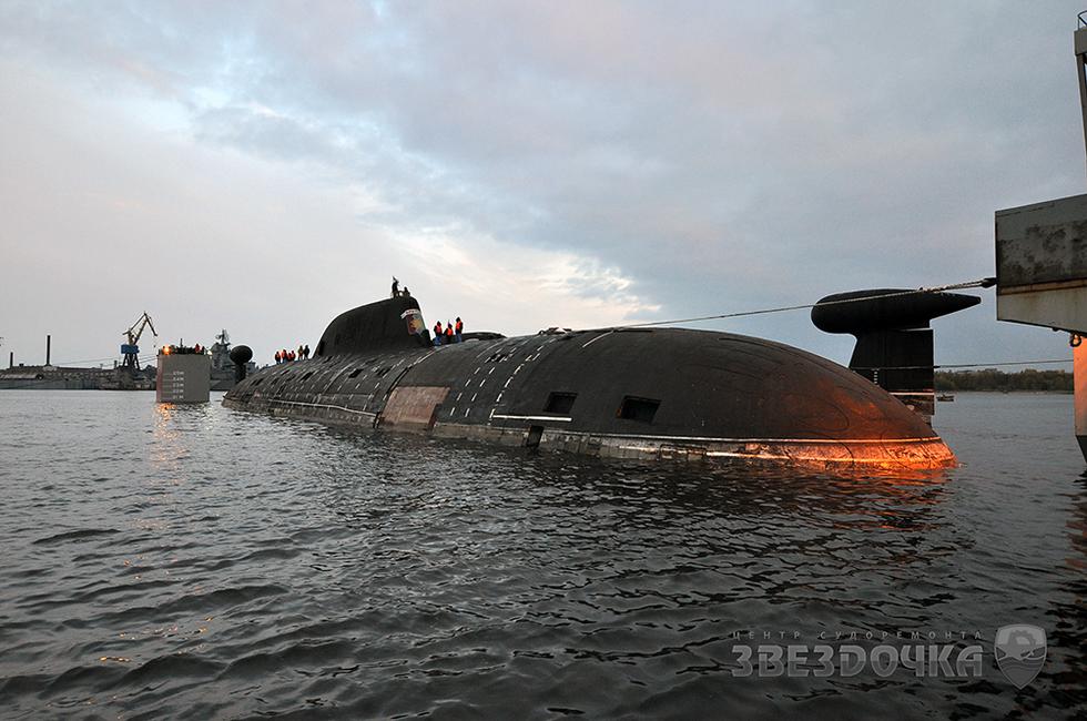 俄租半潜船装运退役核潜艇回船厂翻新（高清组图）