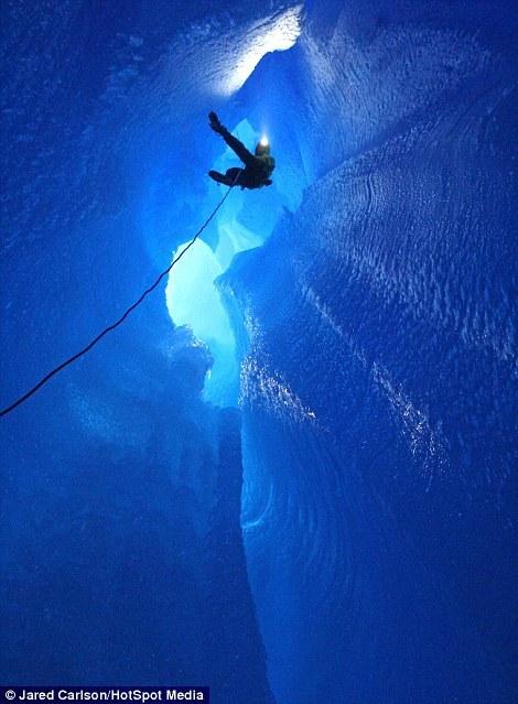 美国探险家潜入深蓝冰川垂降1600米