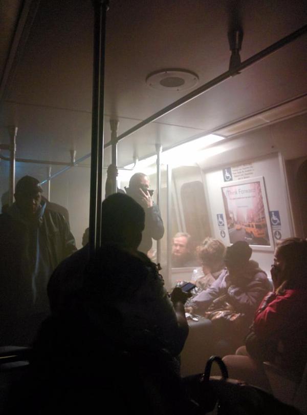 华盛顿一地铁站因烟雾84人受伤送医院 1死多人重伤