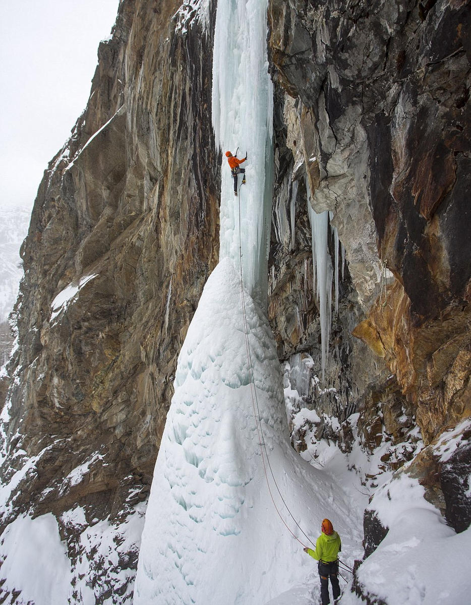冒险家攀登阿尔卑斯冰瀑 途中遭遇雪崩