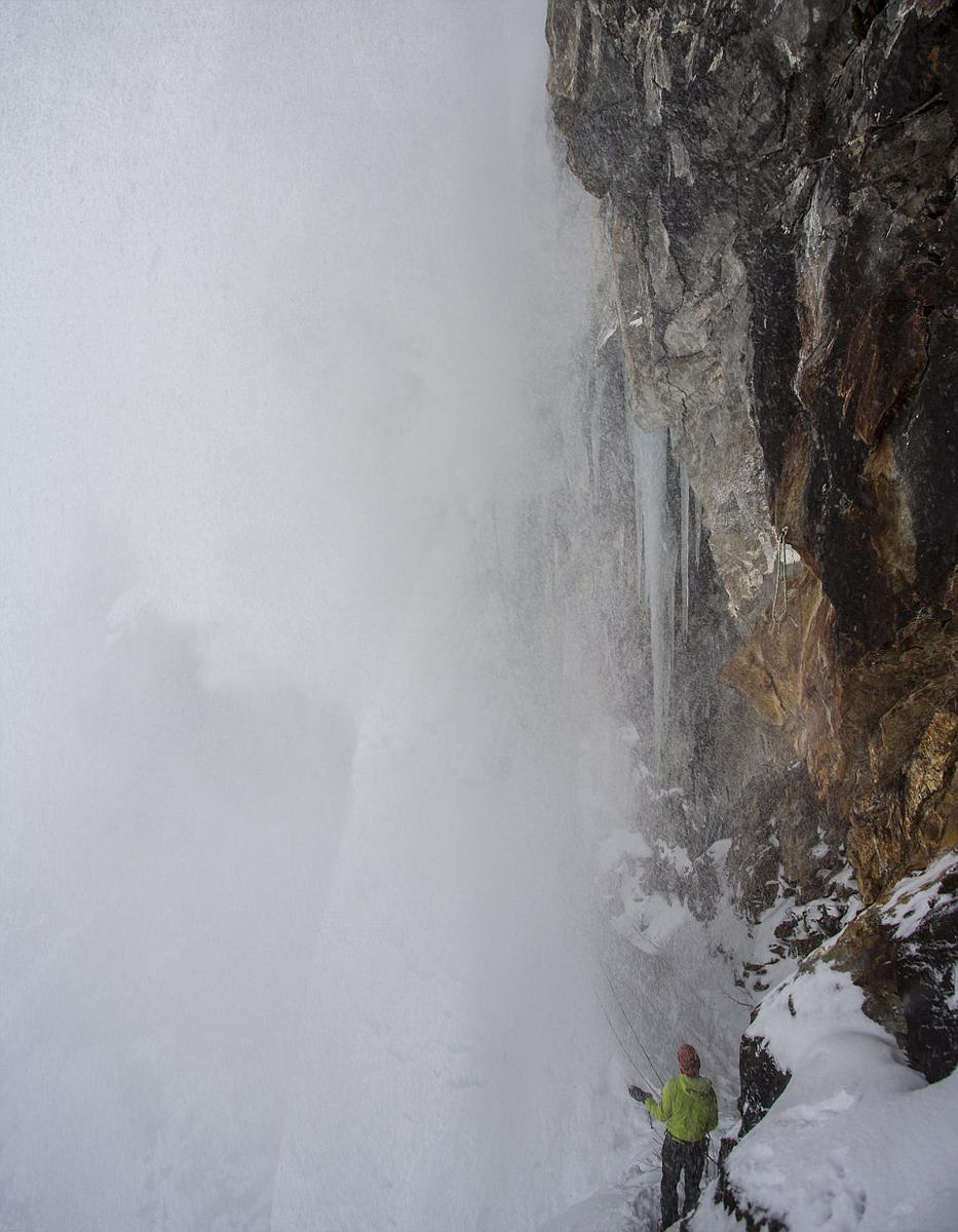 冒险家攀登阿尔卑斯冰瀑 途中遭遇雪崩