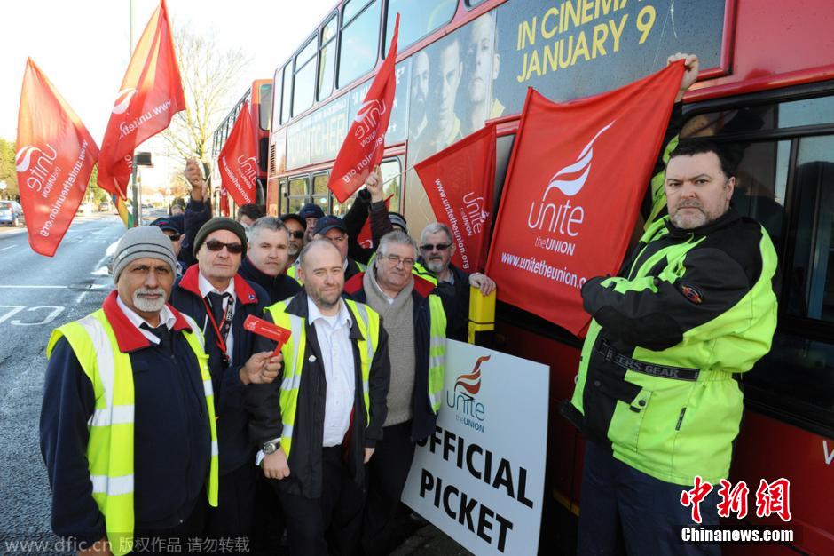 伦敦2.7万公交系统员工罢工 民众出行受阻