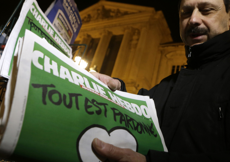 法国民众排队购买遇袭后第一期《查理周刊》