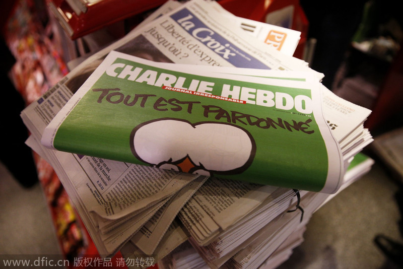 法国民众排队购买遇袭后第一期《查理周刊》