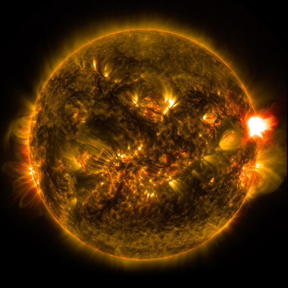 NASA发布2015首个太阳耀斑画面