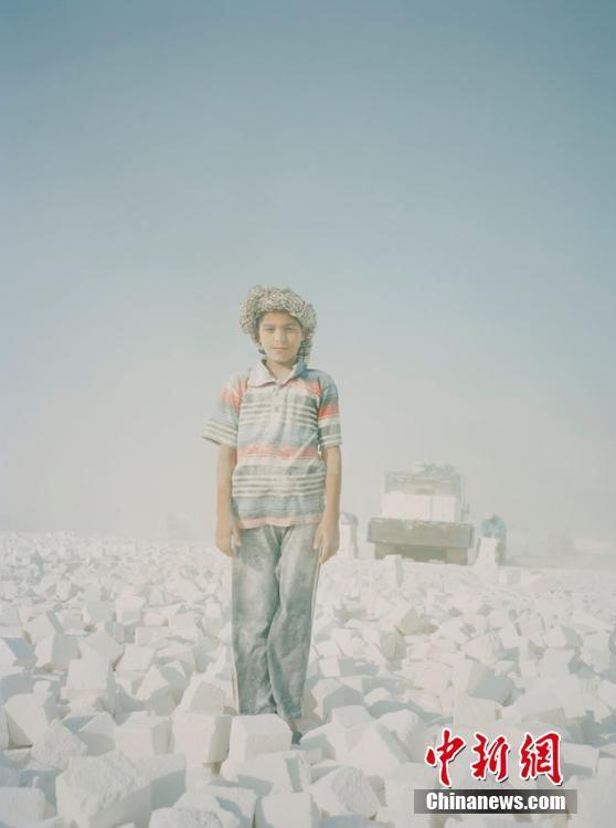白色粉末中的埃及采石场童工