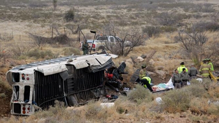 美国德州一辆运囚大巴滑下公路撞上火车 至少10人死