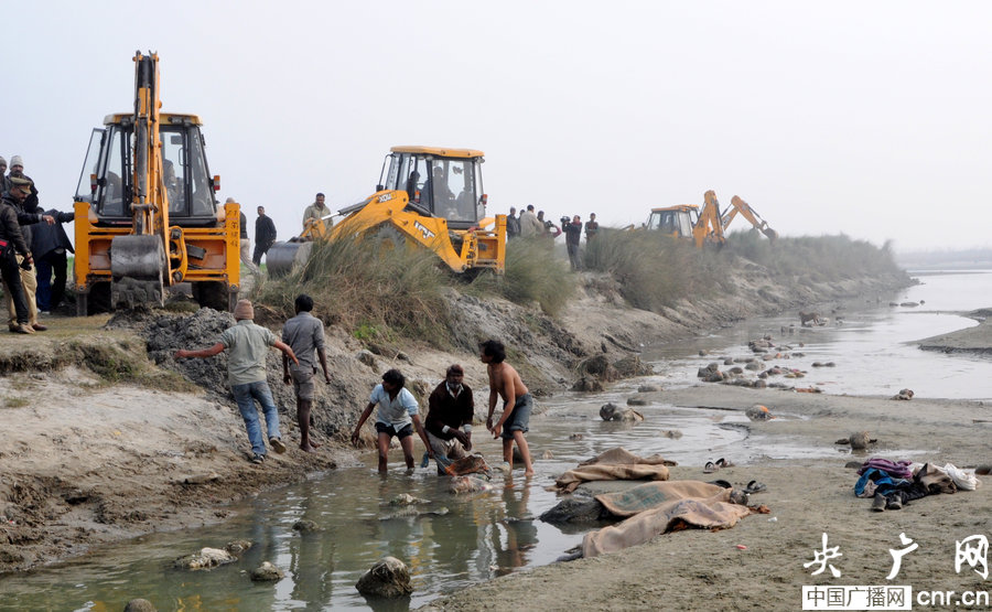 印度北方邦恒河现100具尸体