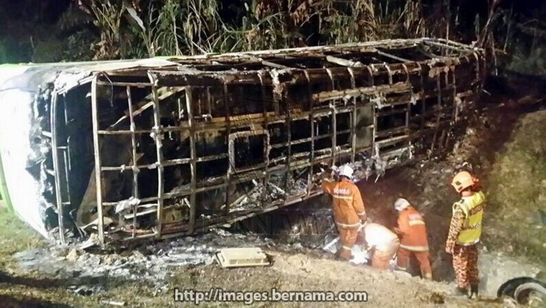 马来西亚旅游巴士翻车起火 导致8死21伤